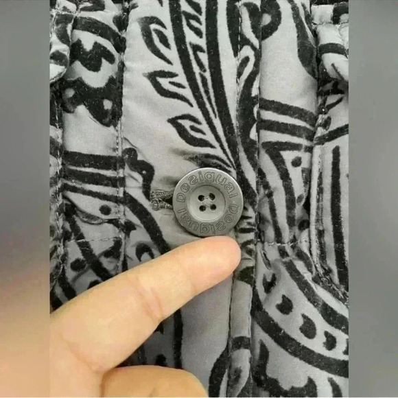 Desigual Medianoche Flocked Velvet
NWT,
Puffer Jacket size small - Picture 11 of 16